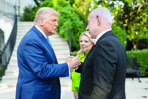 ترمب يستقبل نتنياهو وزوجته سارة عند المدخل الجنوبي للبيت الأبيض 7 يوليو 2025 (د.ب.أ)