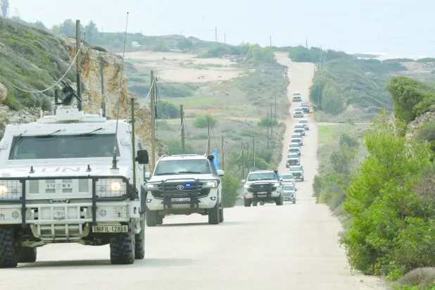 آليات لقوات «اليونيفيل» خلال دورية على طريق الناقورة بجنوب لبنان (أ.ف.ب)