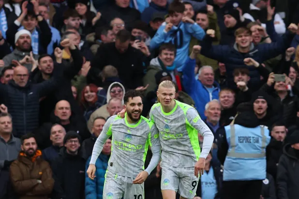 الفرنسي ريان شرقي يحتفل مع إيرلنغ هالاند بفوز مانشستر سيتي (رويترز)