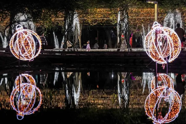  People visit a street decorated with lights ahead of the Christmas festival in Pingtung, southern Taiwan, on December 22, 2025. (AFP) 