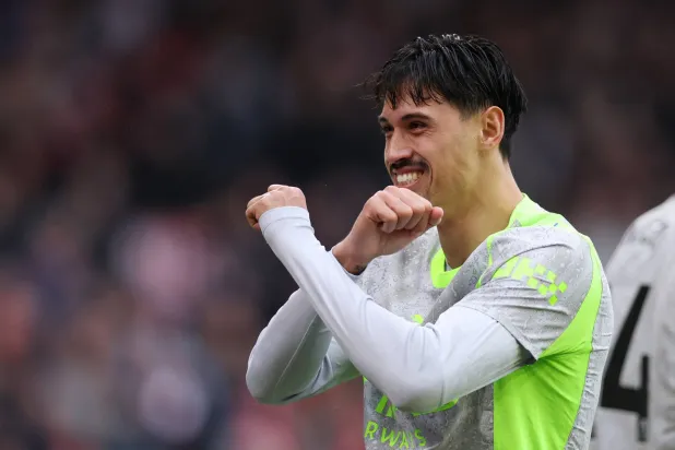 الهولندي تيغاني رايندرز لاعب مانشستر سيتي (رويترز)