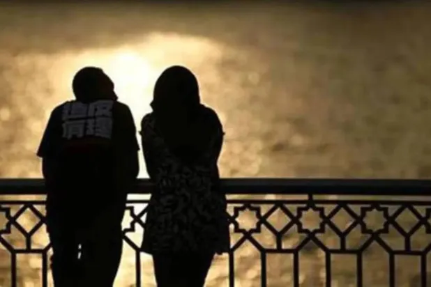 عادة ما تكون العلاقة بين الأشخاص النرجسيين آسرة ومضرة (رويترز)