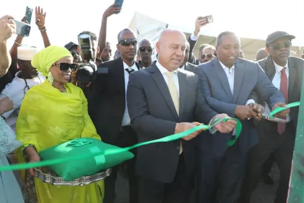 كامل الوزير بمحطة الطاقة الشمسية بقرية عمر كجع في منطقة عرتا بجيبوتي (مجلس الوزراء المصري)