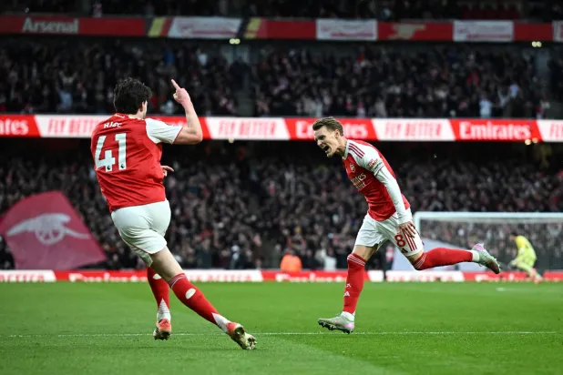 مارتن أوديغارد يحتفل مع ديكلان رايس بهدف آرسنال الأول في برايتون (رويترز)