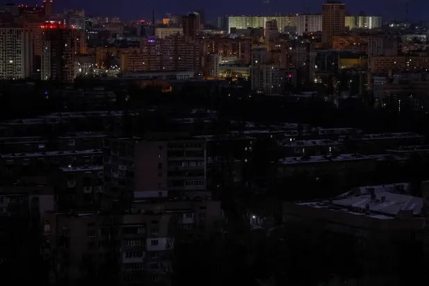 العاصمة الأوكرانية كييف تغرق في الظلام بعد انقطاع الكهرباء عن أكثر من مليون منزل جراء غارات روسية (رويترز) 