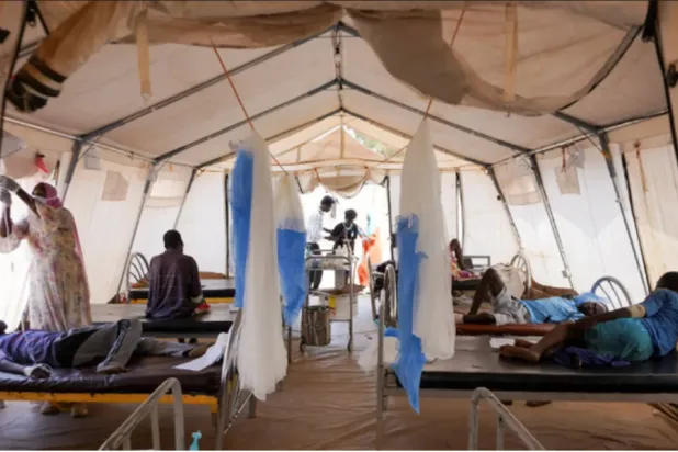 جرحى أُصيبوا خلال معارك الفاشر في وقت سابق يخضعون للعلاج بمستشفى ميداني شمال دارفور (رويترز)