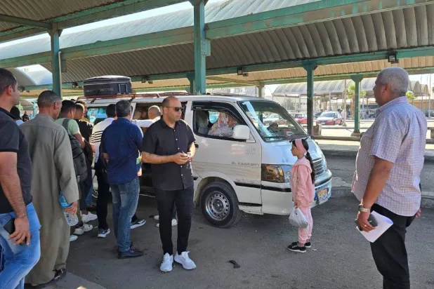 قرار منع السيدات من الجلوس بجوار السائقين تم إلغاؤه (صفحة إدارة المواقف العامة بمحافظة البحيرة)