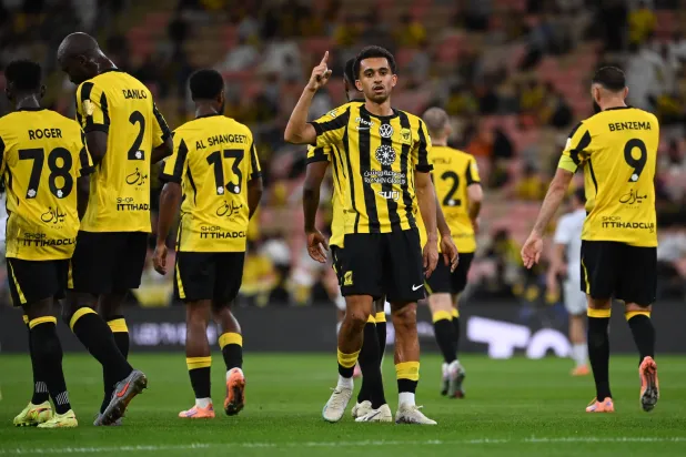 الغامدي يحتفل بهدفه في مرمى الشباب (تصوير: علي خمج)