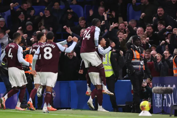 فرحة لاعبي أستون فيلا بهدف الفوز على تشيلسي (رويترز)