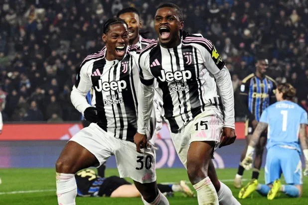 فرحة لاعبي اليوفي بالهدف الأول (رويترز)