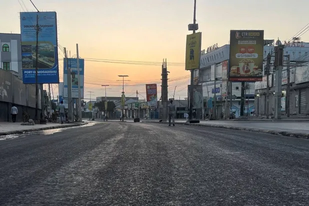 أشخاص في أحد شوارع مقديشو قبل فتح مراكز الاقتراع للانتخابات البلدية الأسبوع الماضي (رويترز)