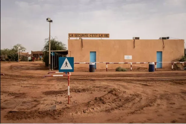 مدخل منجم أرليت لليورانيوم -سابقاً- في شمال النيجر والذي كانت تديره المجموعة الفرنسية «أريفا» المعروفة الآن باسم «أورانو»... في مارس 2023 (أ.ف.ب)