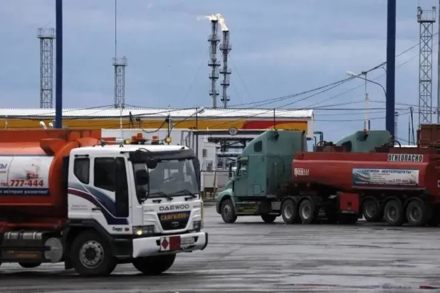 Gasoline tank trucks are seen outside the Rosneft Achinsk oil refinery plant, one of the biggest Siberian fuel suppliers, near the town of Achinsk, some 188 km (117 miles) west of Krasnoyarsk, April 28, 2011. REUTERS/Ilya Naymushin
