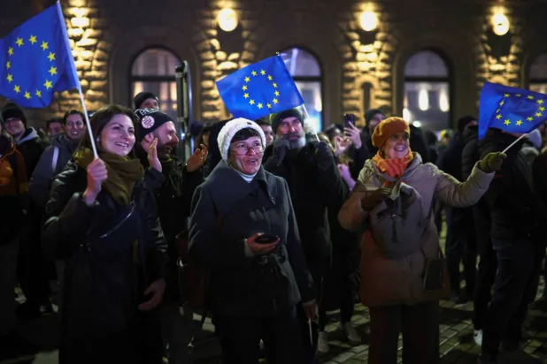 متظاهرون يدعمون اعتماد عملة اليورو في العاصمة البلغارية صوفيا (رويترز)