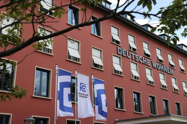 مبنى مكاتب تابع لمجموعة «دويتشه فونن» العقارية الألمانية في برلين (رويترز)