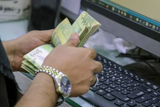«البنك المركزي اليمني» تمكّن من تحسين وضع العملة المحلية بعد إجراءات مشددة (رويترز)