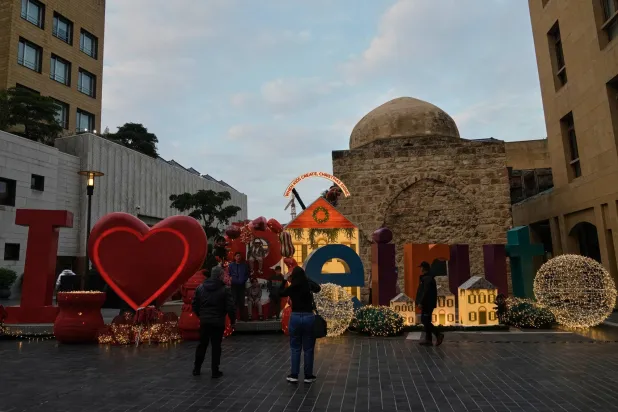 زينة الميلاد في وسط بيروت التجاري الذي تحوّل إلى مقصد للسياح خلال فترة الأعياد (أ.ب)