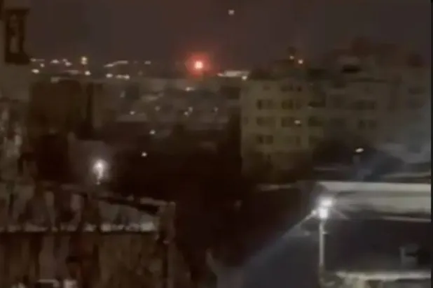 انفجارات في سماء مدينة سيزران الروسية في مقاطعة سامارا خلال هجوم بطائرة مسيرة (وسائل إعلام أوكرانية)