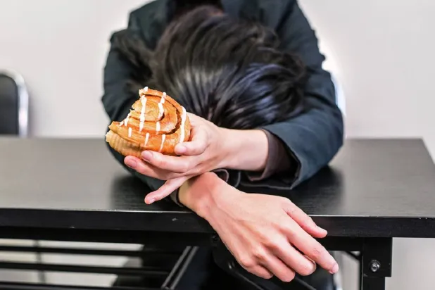 الرغبة في تناول السكريات قد تكون نتيجة عوامل مثل التوتر وقلة النوم (مجلة ساينس)