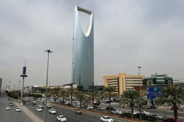 سيارات في أحد شوارع العاصمة السعودية الرياض التي تشهد زخماً في استقبال الشركات الكبرى (رويترز)