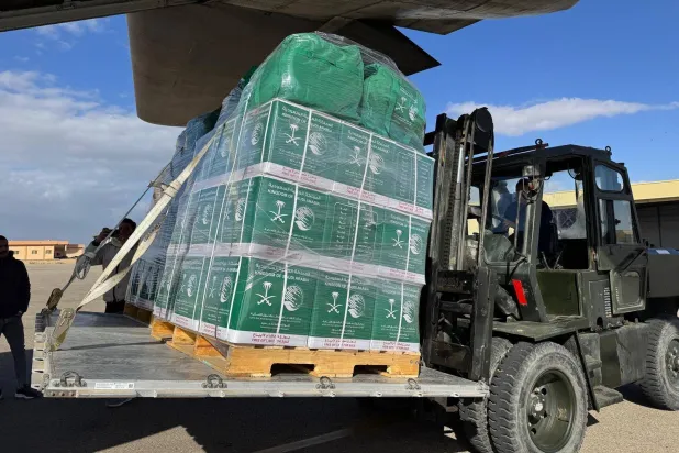 جانب من عملية تفريغ حمولة الطائرة السعودية الإغاثية في مطار العريش بمصر (واس)