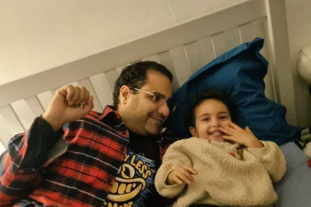 الناشط المصري - البريطاني علاء عبد الفتاح مع عائلته بعد وصوله لندن (حساب شقيقته على فيسبوك)