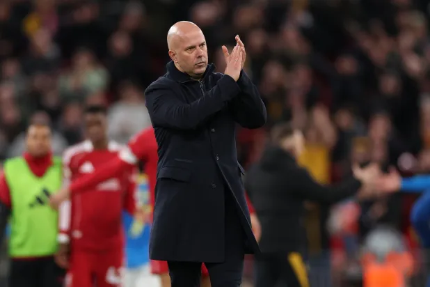 الهولندي أرني سلوت المدير الفني لفريق ليفربول (إ.ب.أ)