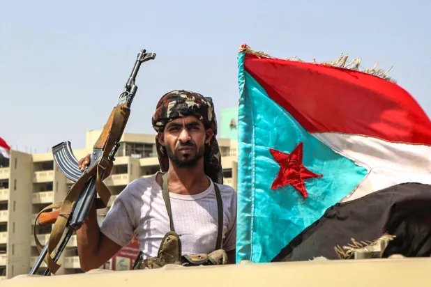 مسلح في عدن من أنصار المجلس الانتقالي الجنوبي المطالب بالانفصال عن شمال اليمن (أ.ف.ب)