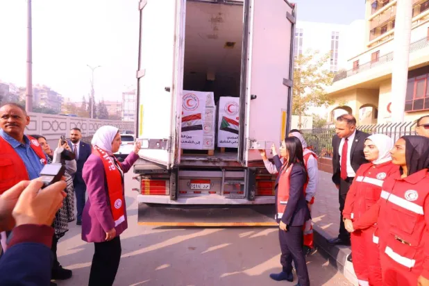 القافلة خلال تحركها الأحد من أمام مقر «الهلال الأحمر المصري» (مجلس الوزراء المصري)