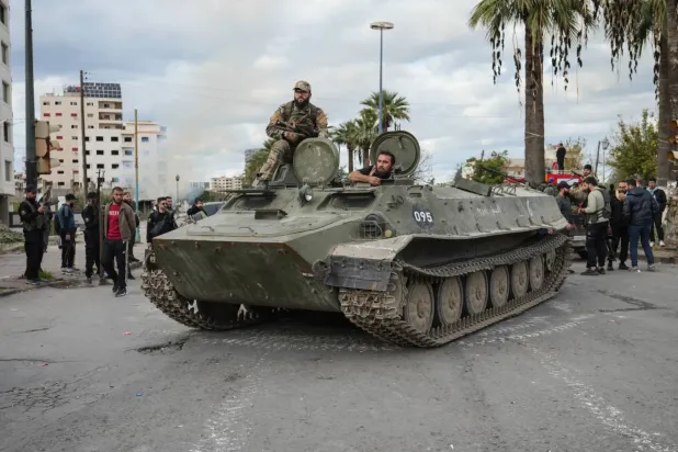 Lazkiye’deki meydanlardan birinde Suriye ordusuna ait bir zırhlı araç (AP)