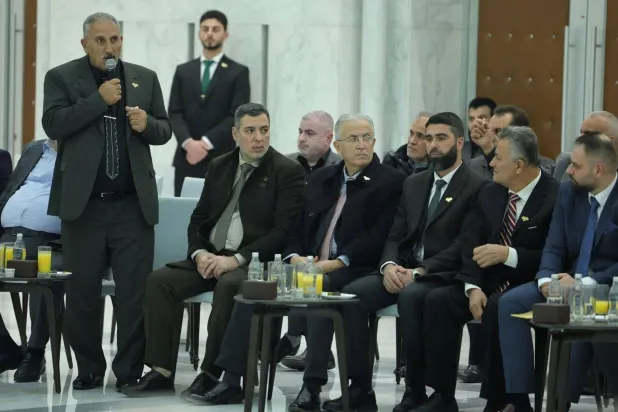مداخلة من أحد أعضاء وفد الساحل السوري في لقاء الرئيس أحمد الشرع بدمشق وجهاء وأعيان محافظتي اللاذقية وطرطوس (سانا)