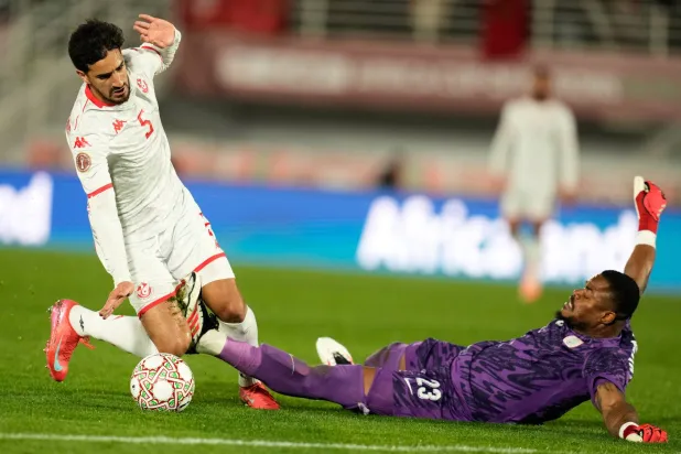 محمد علي بن رمضان لاعب تونس لحظة إصابته بعد تدخل حارس مرمى نيجيريا (أ.ب)