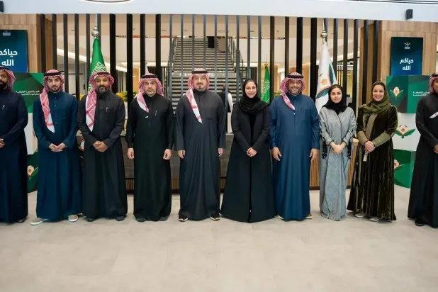 ياسر المسحل وأعضاء اللجنة المنظمة بعد نهاية الاجتماع (اتحاد الكرة السعودي)