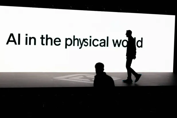«الذكاء الاصطناعي في العالم المادي» على شاشة أمام مشاركين بمؤتمر لعرض التطورات في تكنولوجيا القيادة الذاتية بكاليفورنيا في 11 ديسمبر 2025 (رويترز)