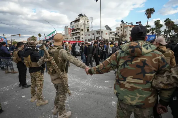 Suriye güvenlik güçleri, dün yaşanan çatışmaların ardından Lazkiye'deki protesto gösterisini kordon altına aldı (EPA)