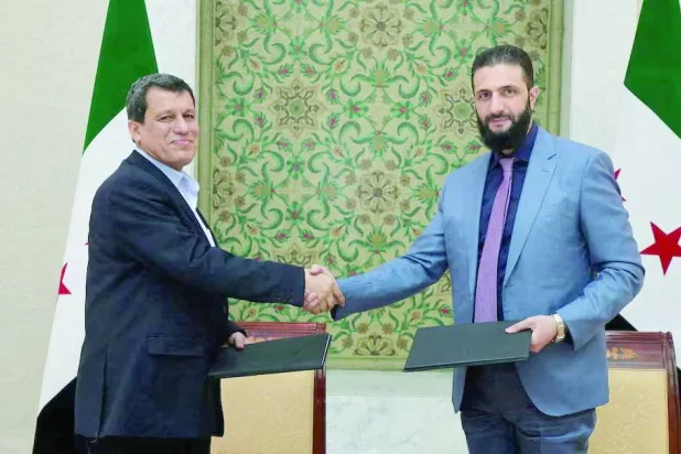 الرئيس السوري أحمد الشرع (على اليمين) يصافح مظلوم عبدي قائد «قوات سوريا الديمقراطية» المدعومة من الولايات المتحدة والتي يقودها الأكراد في العاصمة السورية دمشق 10 مارس 2025 (سانا)