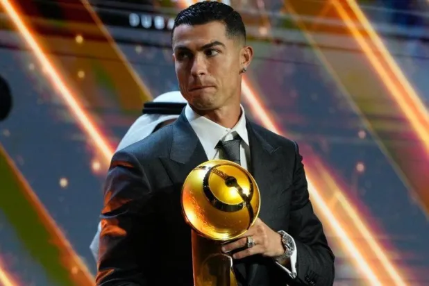 رونالدو يمسك جائزة أفضل لاعب في الشرق ‌الأوسط (حسابه الشخصي- «إكس»)