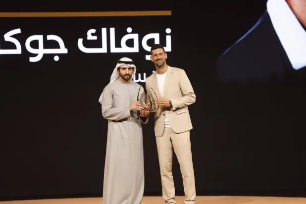 نوفاك ديوكوفيتش خلال تكريمه في «القمة العالمية للرياضة» بدبي (الشرق الأوسط)