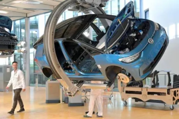 يعمل الفنيون في خط تجميع سيارات «فولكسفاغن» الكهربائية من طراز «آي دي.3» بدريسدن (رويترز)