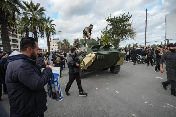 Lazkiye’de protestolar sırasında dün çıkan çatışmaların ardından Suriye güvenlik güçleri konuşlandırıldı (EPA)