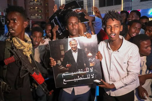 Somali'nin başkenti Mogadişu’da İsrail'in Somaliland’ı tanımasını reddeden protestocular, ülkenin normalleşmesine ve bölünmesine karşı bir afiş açtı. (Reuters)