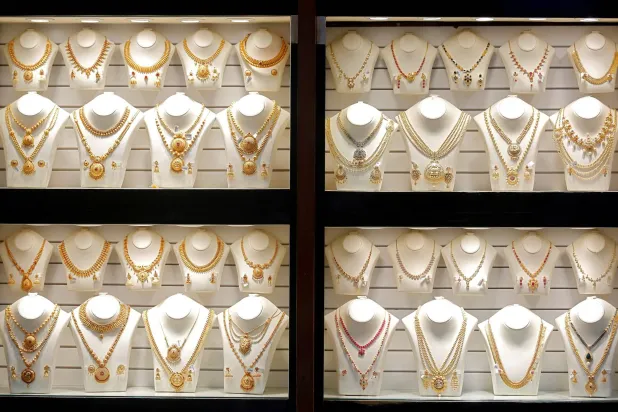 عُقود ذهبية معروضة داخل صالة مجوهرات في مومباي بالهند (رويترز)