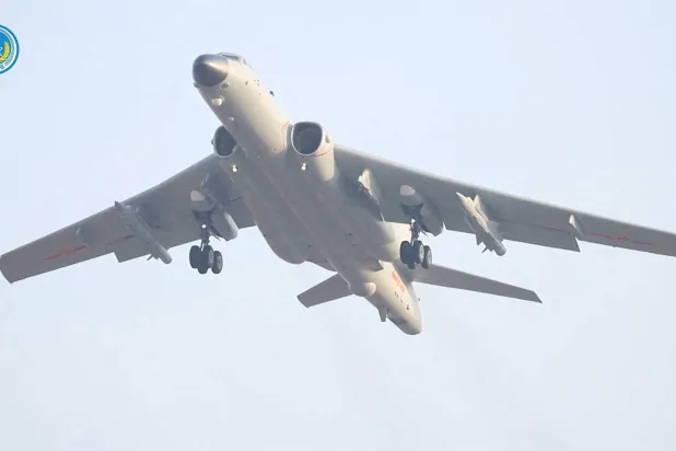 صورة من شريط فيديو لقاذفة صينية تقلع من مكان غير محدد للمشاركة في المناورات حول تايوان الاثنين (رويترز)