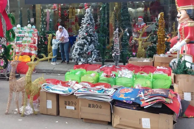 شارع «الترعة البولاقية» بحي شبرا في القاهرة يجذب راغبي شراء زينة الكريسماس ورأس السنة (الشرق الأوسط)