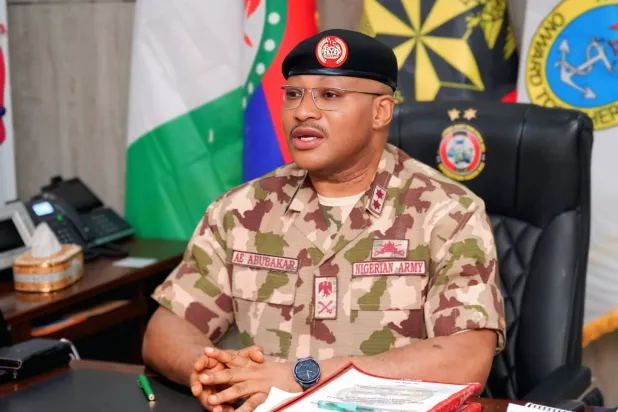 قائد مسرح العمليات اللواء عبد السلام أبو بكر متحدثاً عن حصيلة عمليات الجيش ضد الإرهابيين (إعلام محلي)