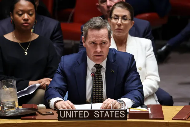 سفير الولايات المتحدة لدى الأمم المتحدة مايك والتز خلال اجتماع لمجلس الأمن في مقر الأمم المتحدة بمدينة نيويورك الأميركية 23 ديسمبر 2025 (أ.ف.ب)
