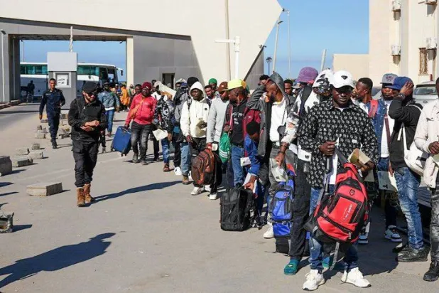 مهاجرون غير نظاميين من غانا قبيل ترحيلهم من طرابلس (وزارة الداخلية بغرب ليبيا)