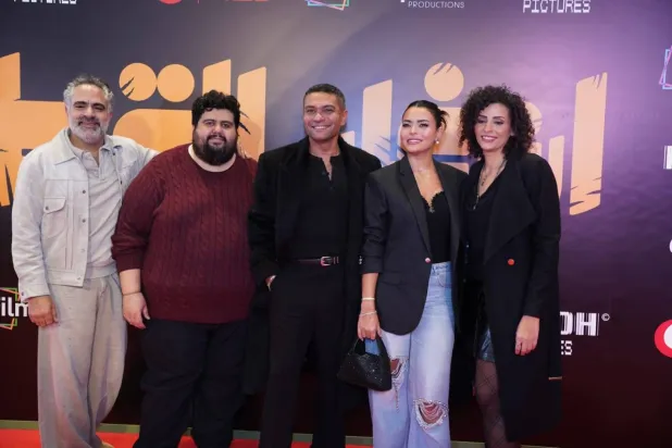 أبطال الفيلم بين المخرجة والمؤلف في العرض الخاص (الشركة المنتجة)