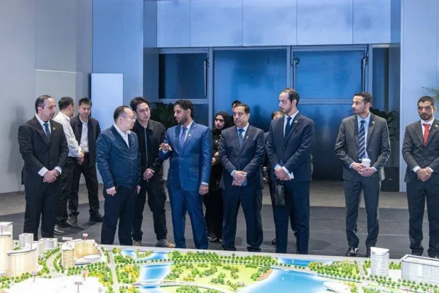 أعضاء من اللجنة العمانية الصينية المشتركة يستعرضون مقترح إنشاء مجمع صناعي متكامل لسلاسل توريد صناعات الطاقة المتجددة (إكس)