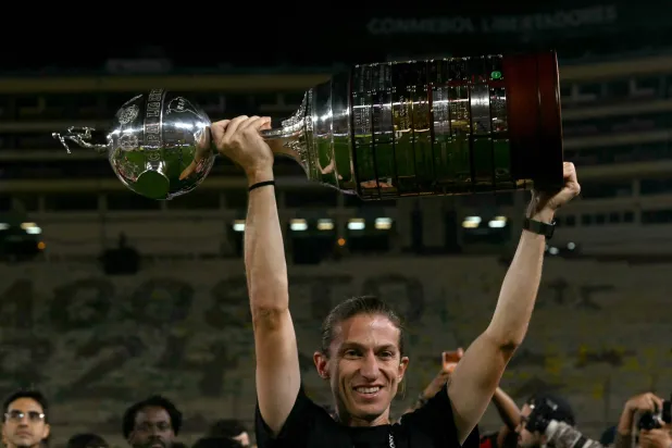 فيليبي لويس مستمر مع فلامنغو (أ.ف.ب)